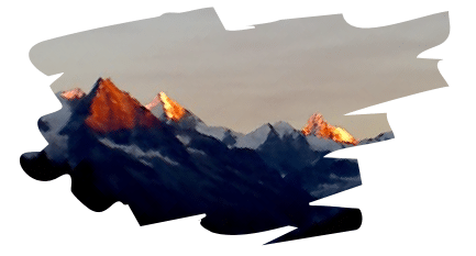 Montagnes sombres avec sommets dorés, aube ou crépuscule.